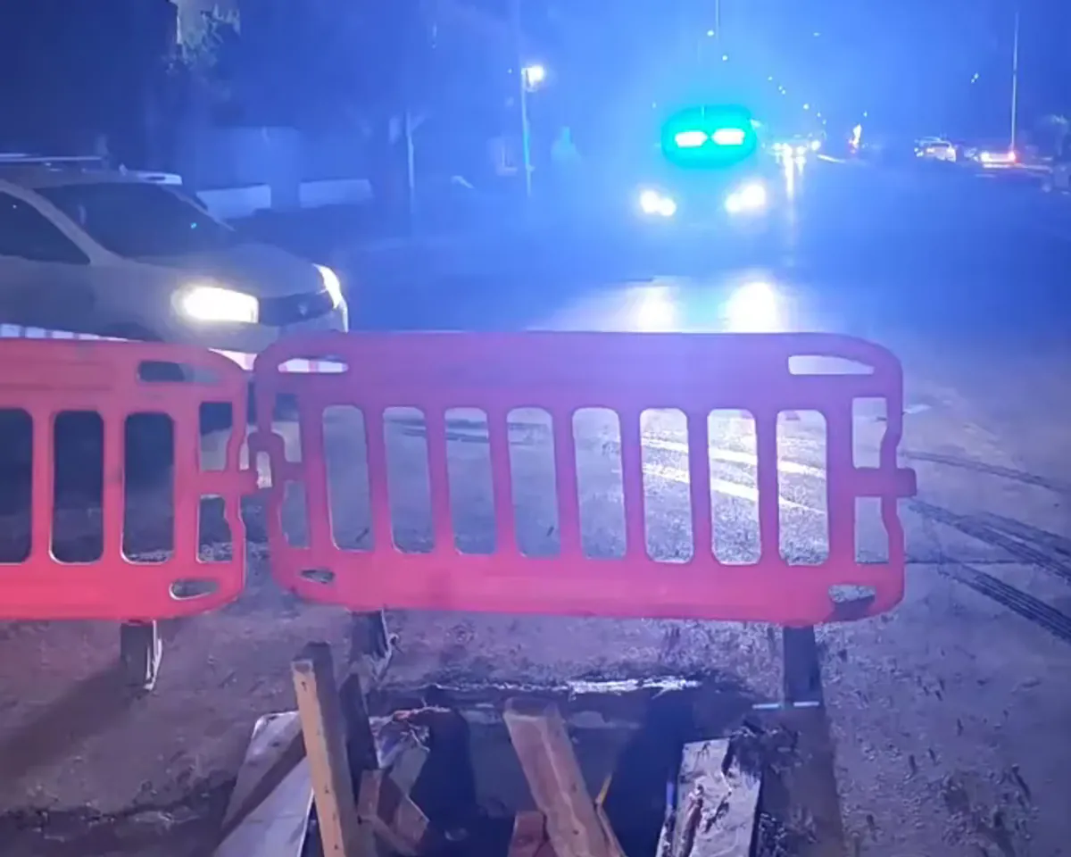 Accident Iera Odos : un poids lourd chute dans un trou à Athènes