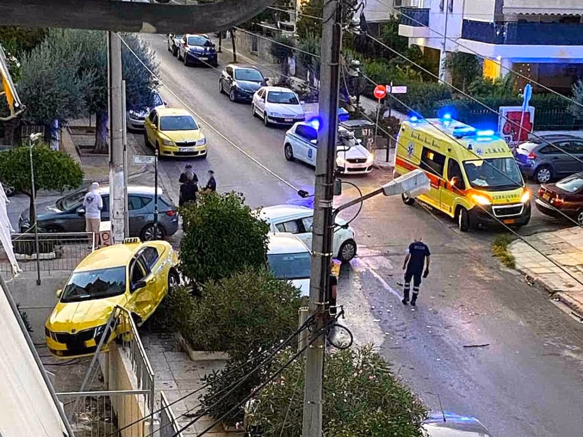 Accident avec voiture volée à Ilioupoli : le conducteur s’enfuit après avoir percuté un taxi