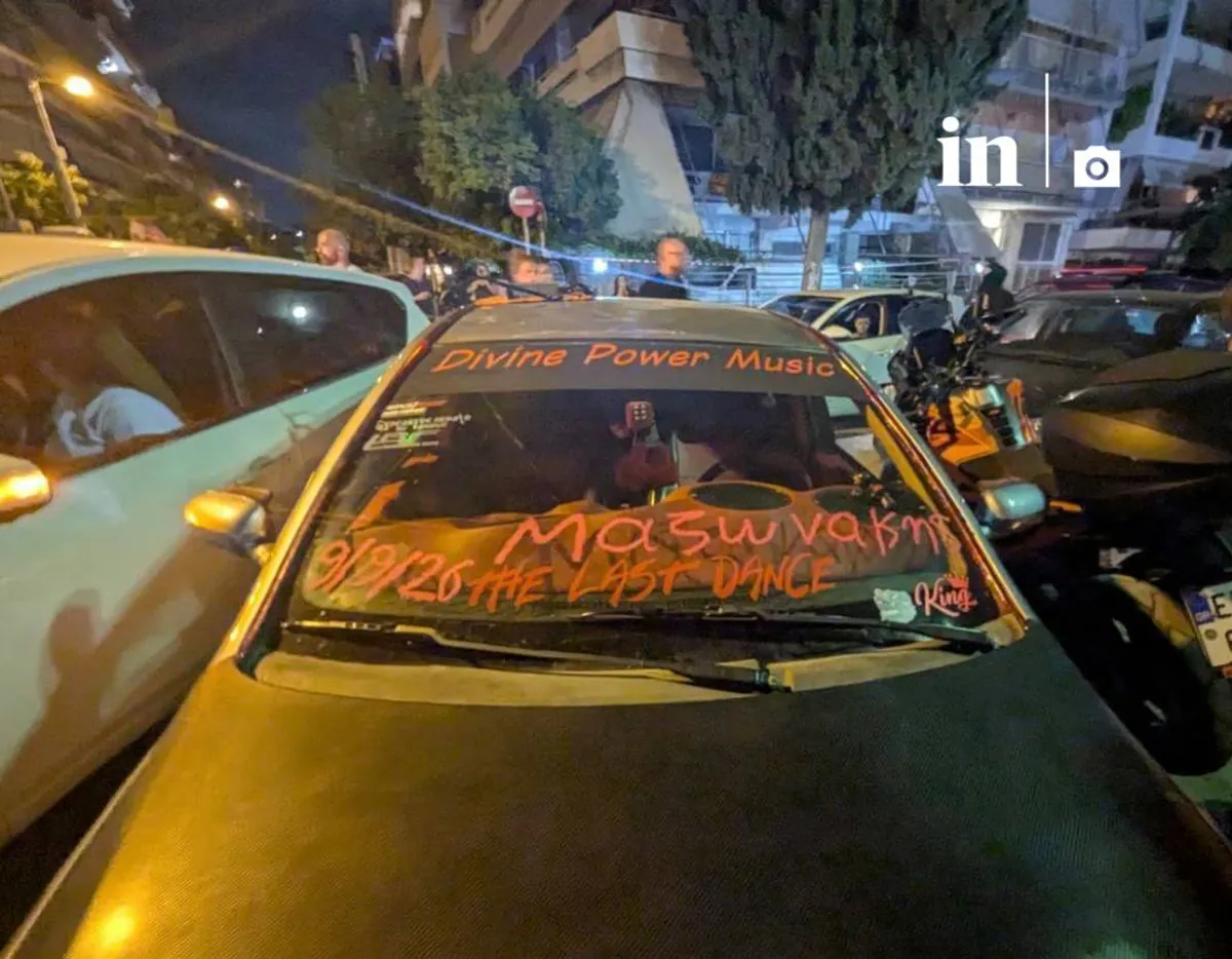 Une foule diverse s’est rassemblée autour de l’église pour une veille populaire marquée par des témoignages de solidarité et des gestes simples de deuil