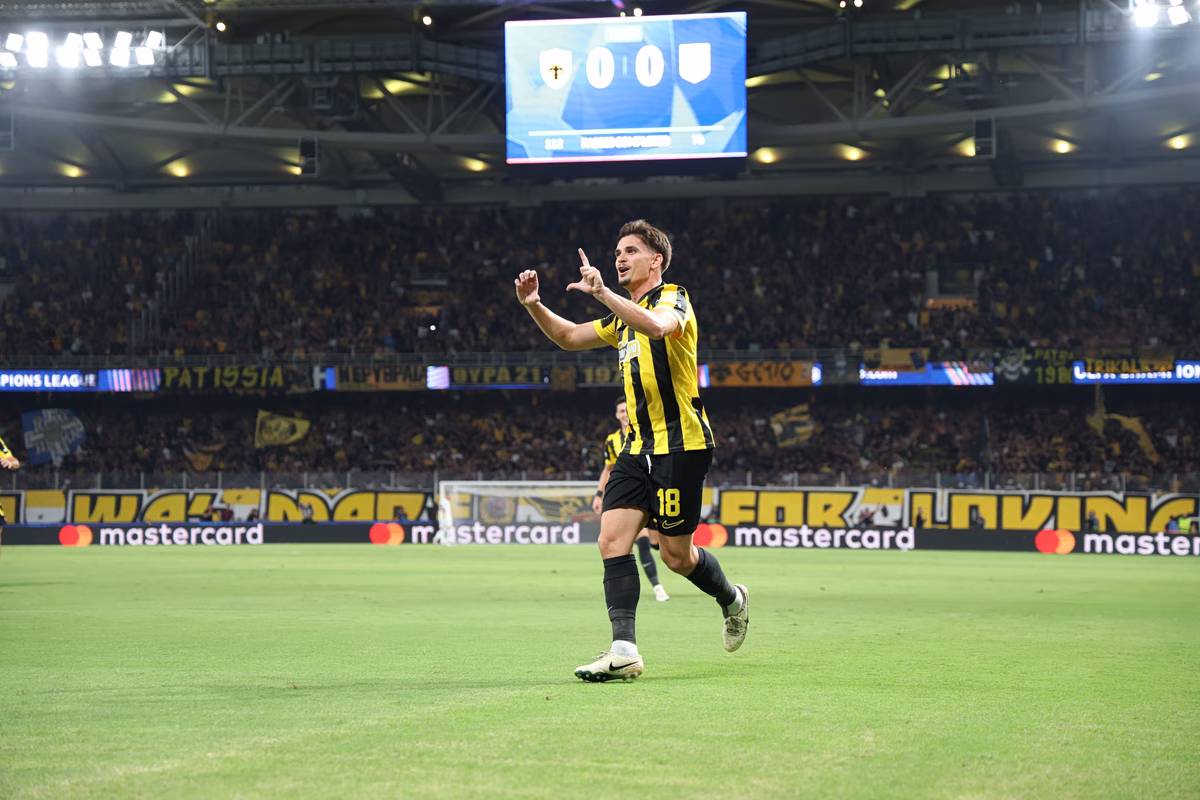 AEK mène 1-0 contre le LASK grâce à un coup franc de Marin