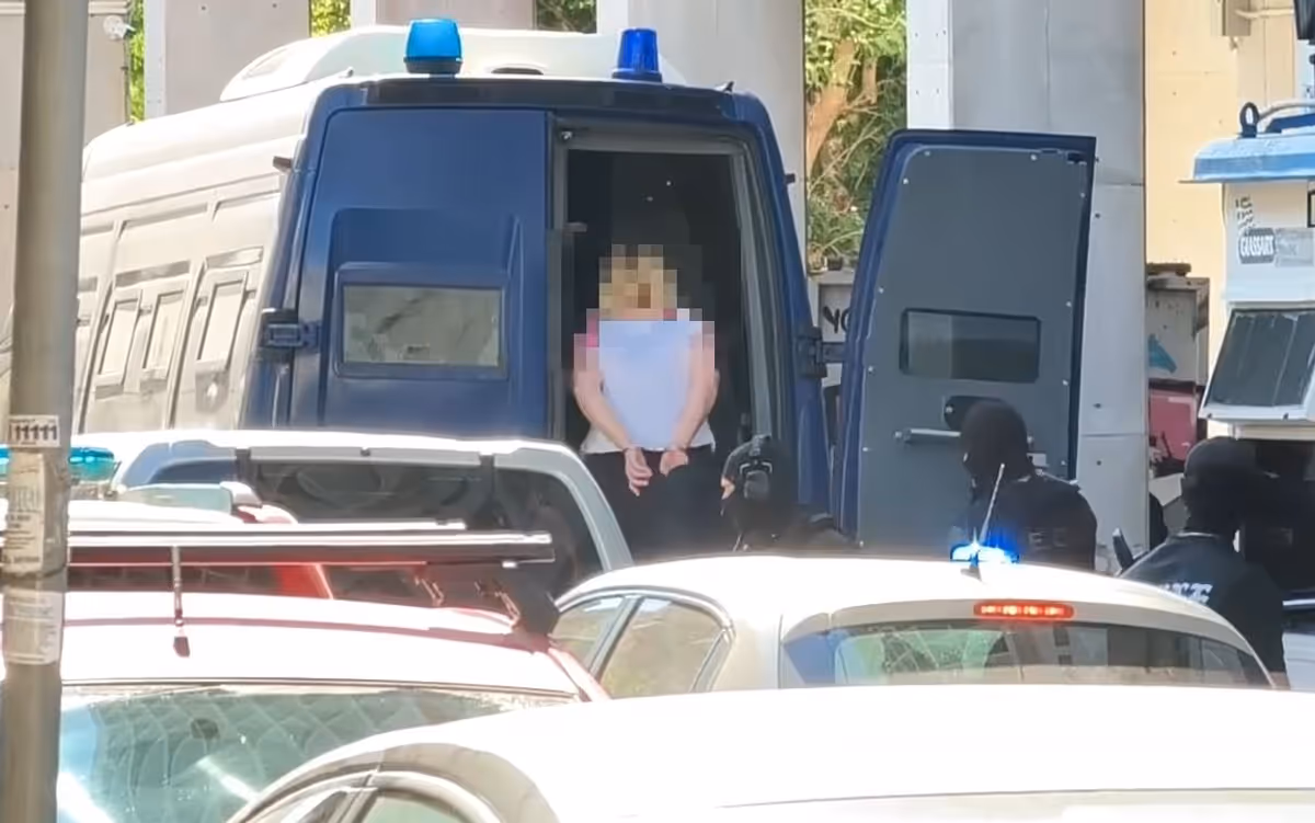 Affaire Marfin : La femme de 46 ans incriminée devant la justice pour son rôle présumé dans l'incendie