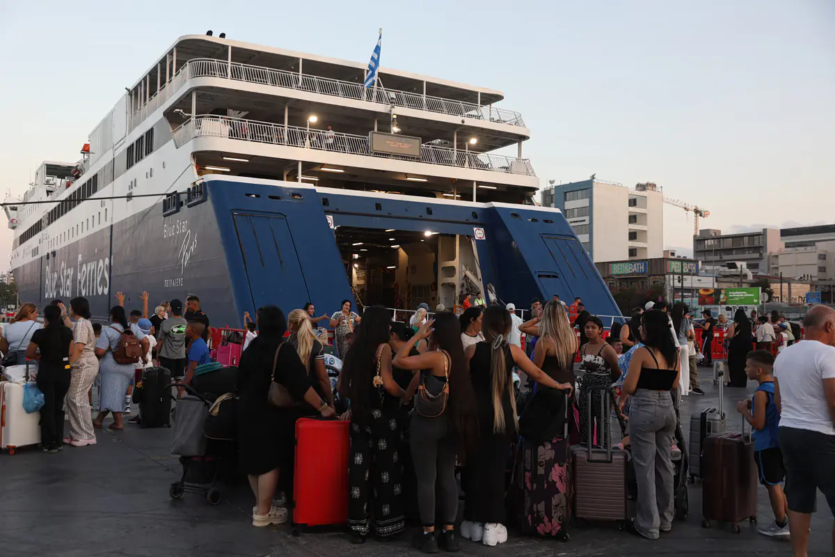 Afflux de voyageurs dans les ports de l'Attique : Des milliers de personnes se dirigent vers les îles