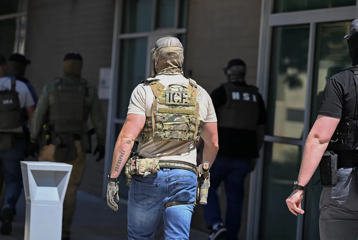 L’agent de l’ICE Christian Castro plaide non coupable de fausses déclarations au FBI