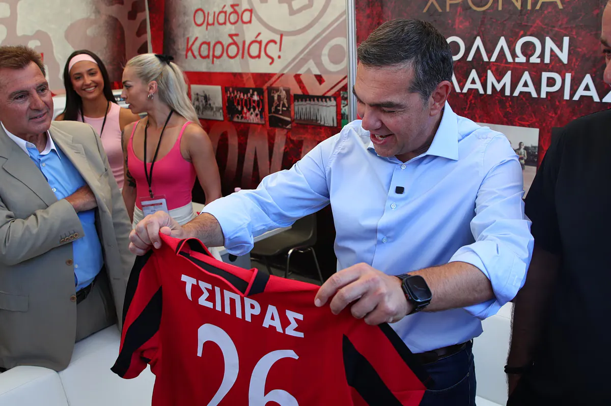 Alexis Tsipras reçoit une maillot « Tsipras 26 » et une cravate pontique à la DETH