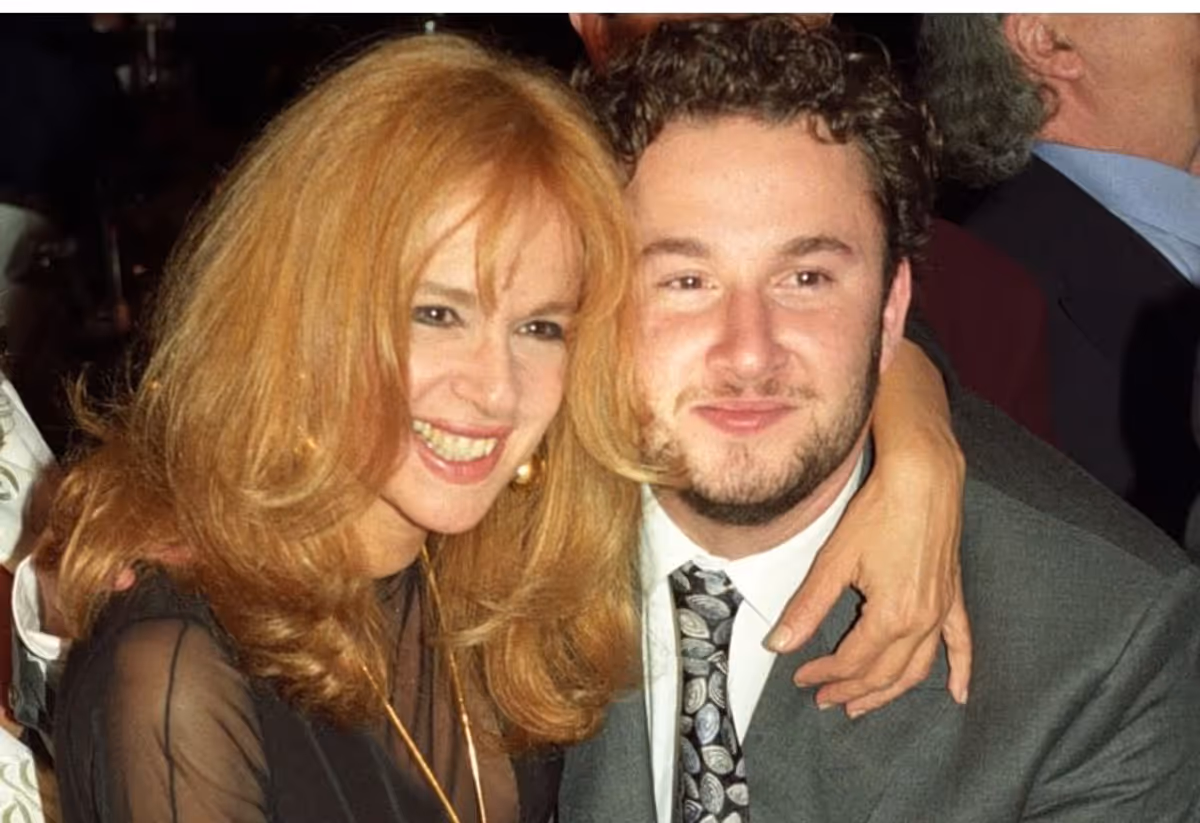 Aliki Vougiouklaki et son fils à Tinos : Une photo inédite révèle un lien profond avec la foi
