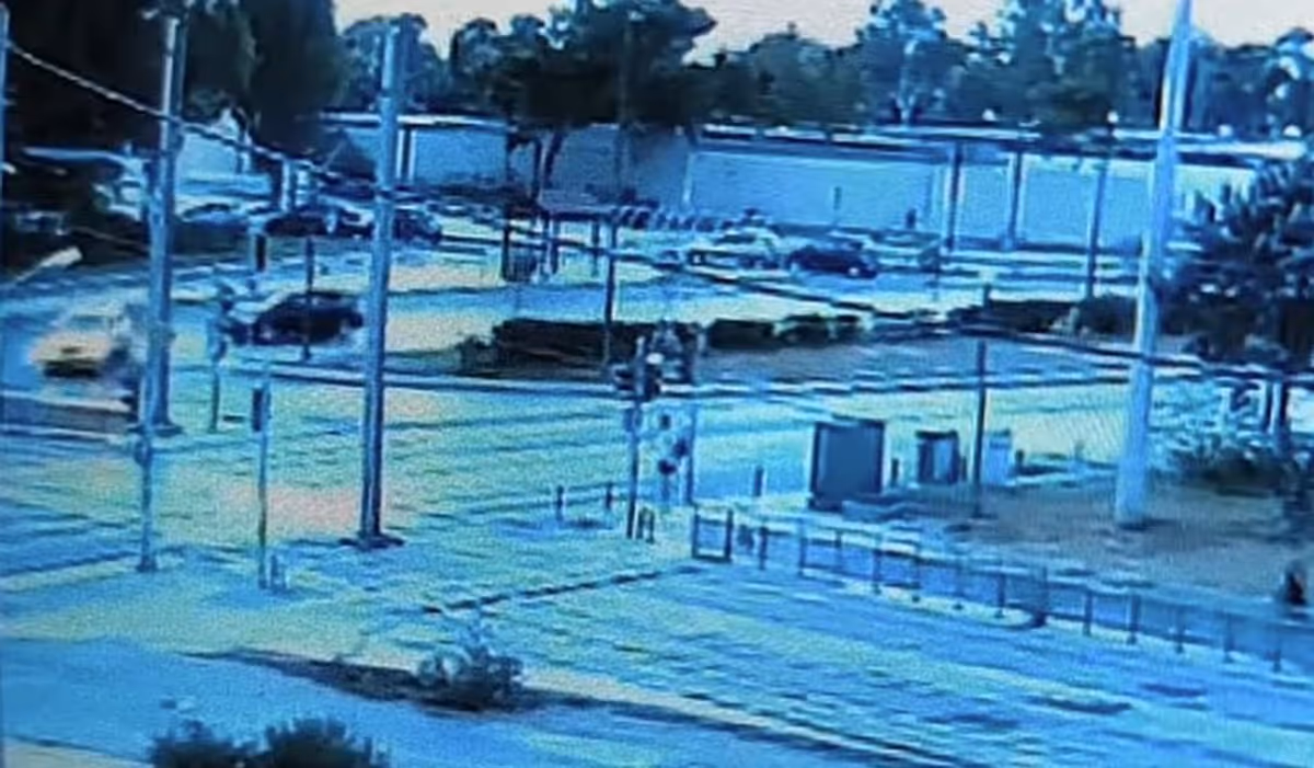 Analyse d'un accident de la route à Voula : une moto percute un taxi sur l'avenue Poseidonos