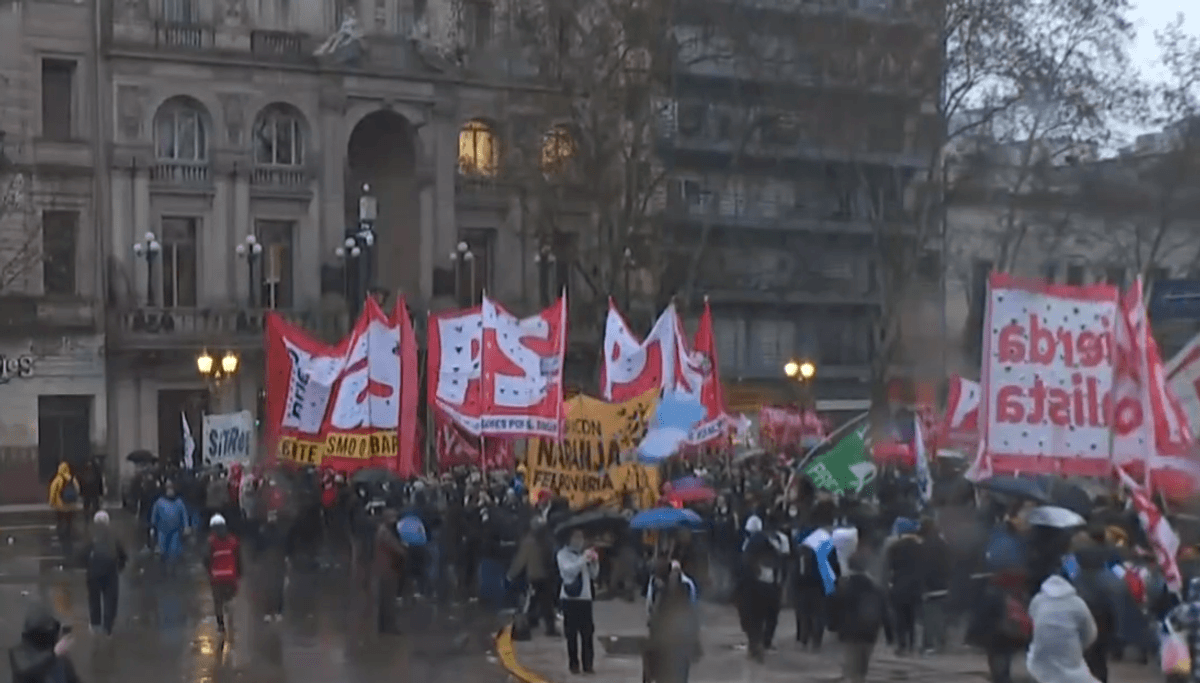 Argentine : Des milliers de manifestants s'opposent à la privatisation des terres à Buenos Aires