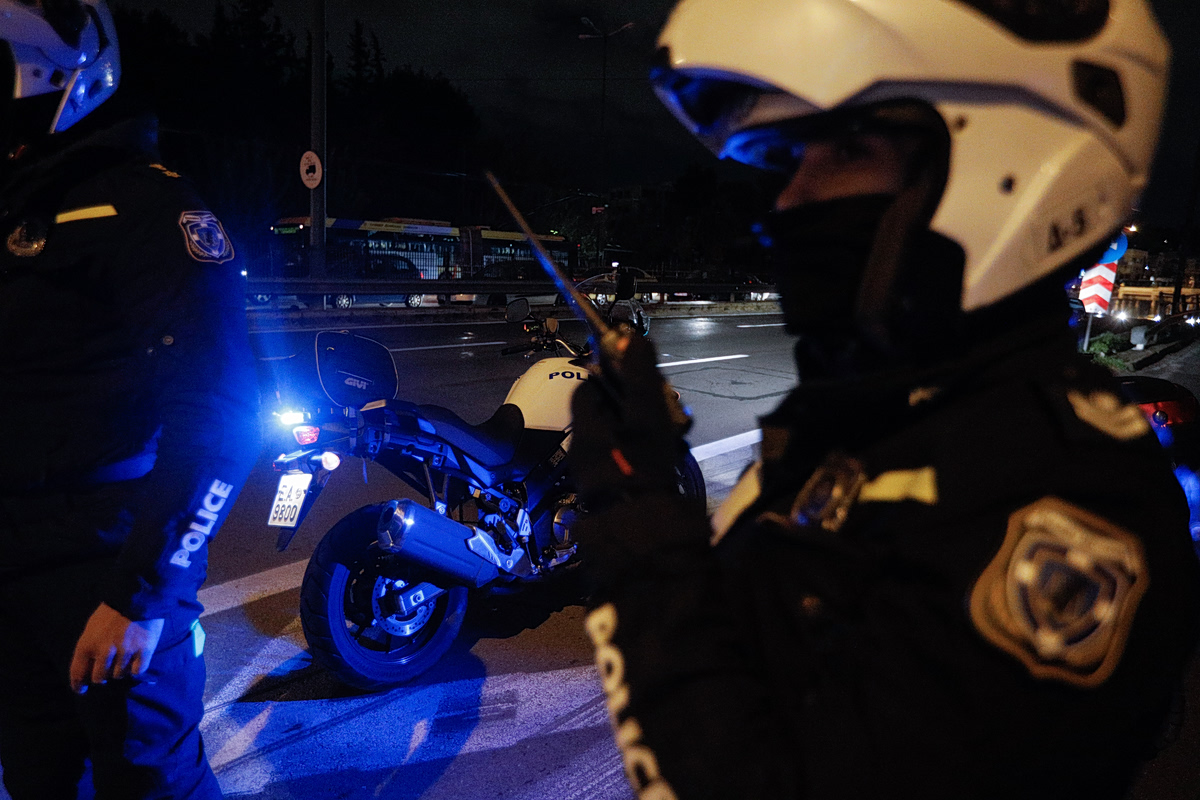 Arrestation d'un motard mineur à Volos pour multiples infractions et agression sur un officier