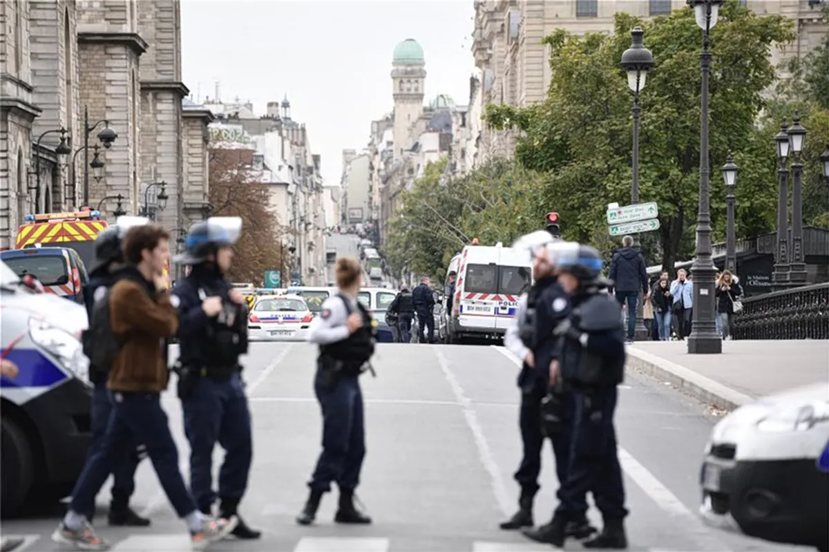 Attaque au couteau à Paris : Trois femmes blessées, dont deux gravement