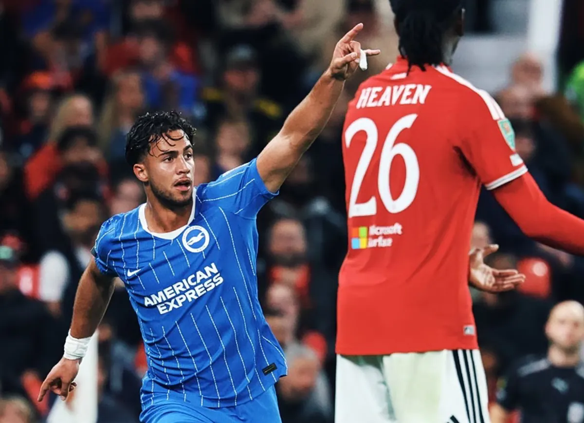 Babis Kostoulas marque un superbe but contre Manchester United en Carabao Cup