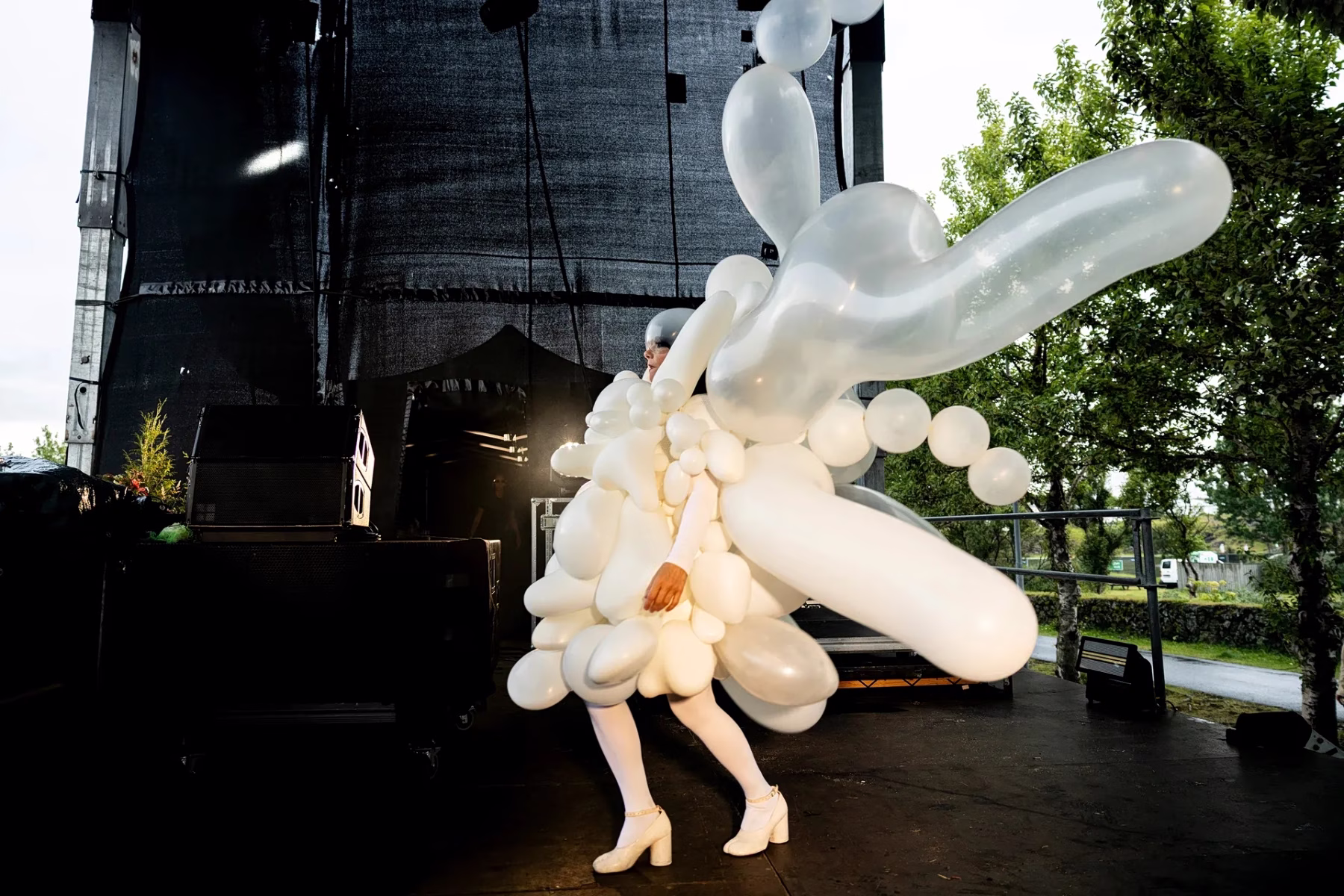 Björk en tête d'affiche d'un événement éclipse solaire en Islande, arborant une tenue de 700 ballons