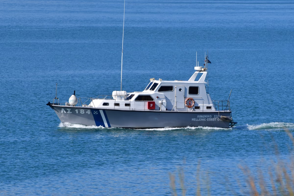 Catamaran en Difficulté près des Flèves : Dix Personnes Secourues Indemnes