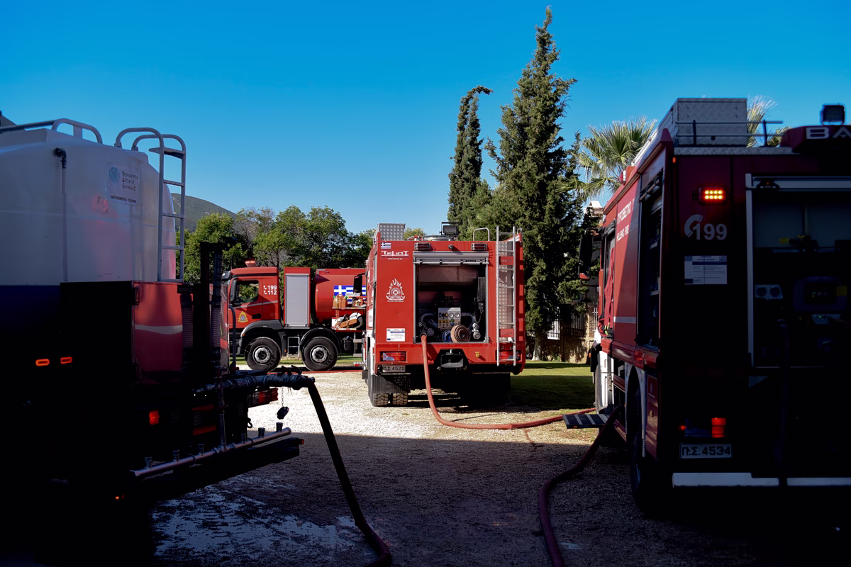 Cinq arrestations pour incendies à Néa Mákri, Préveza, Eubée, Chios et Mont Athos