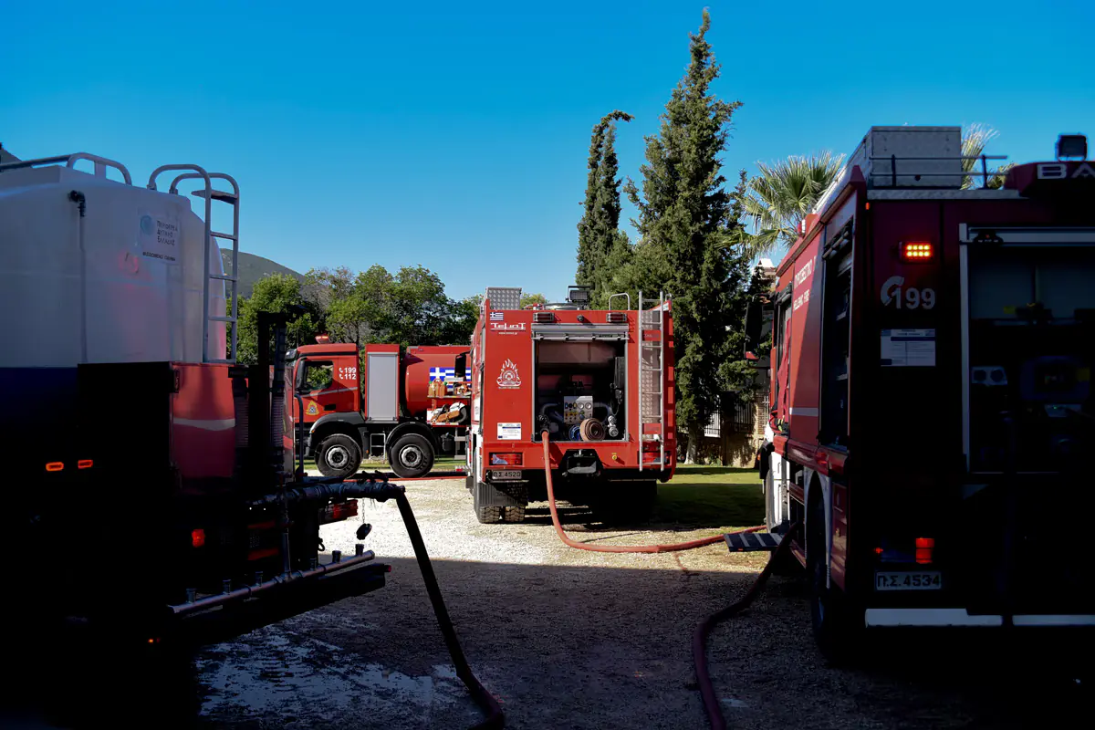 Cinq arrestations pour incendies à Néa Mákri, Préveza, Eubée, Chios et Mont Athos