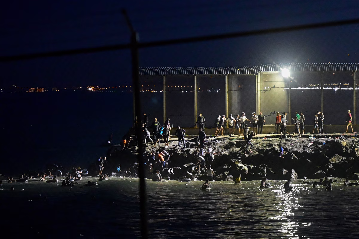 Crise Migratoire à Ceuta : Des Milliers de Personnes Atteignent l'Espagne, Tensions Diplomatiques avec l'Italie