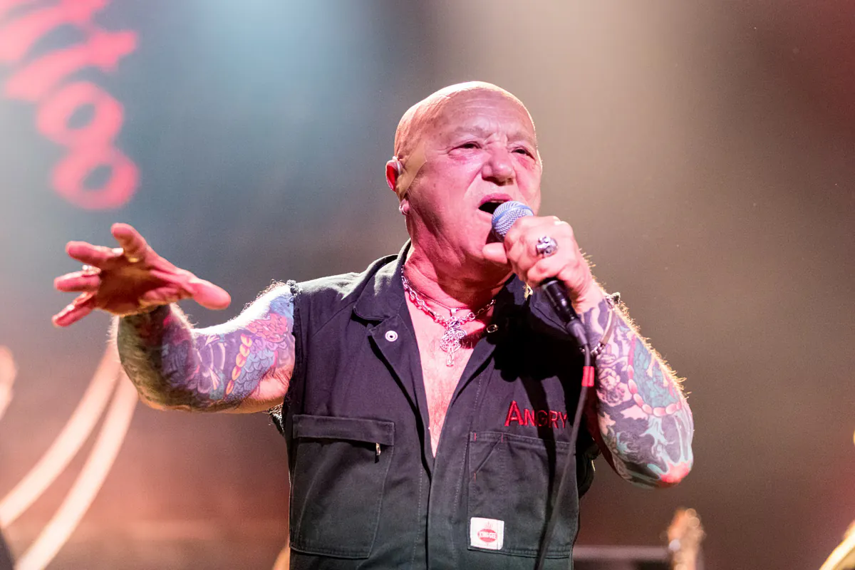 Angri Anderson, le légendaire frontman de Rose Tattoo, nous a quittés