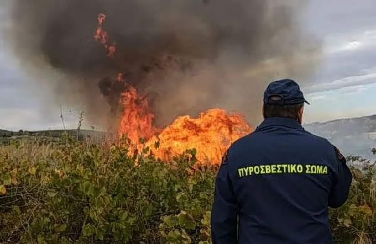 Double front de feu en Crète : Vaste mobilisation à Mesara et Réthymnon – Alerte 112 émise