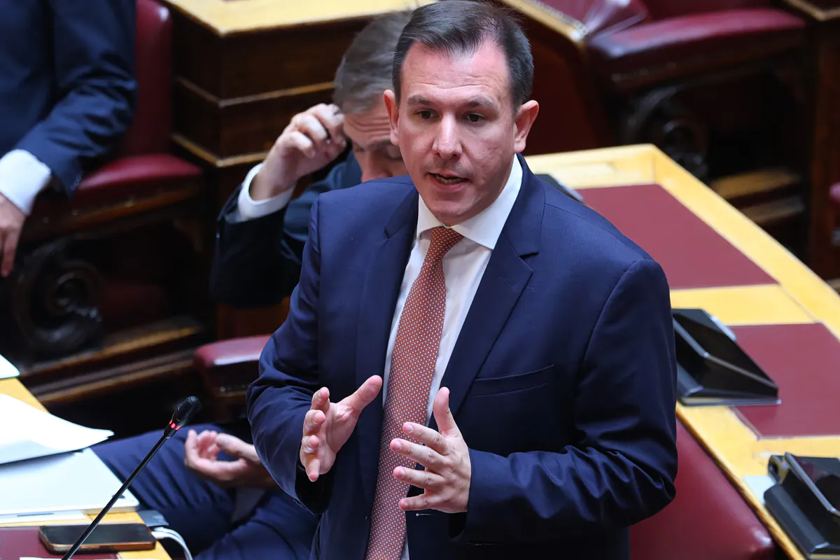 Le député du PASOK Panagiotis Doudonis rend hommage à Giorgos Mazonakis au Parlement