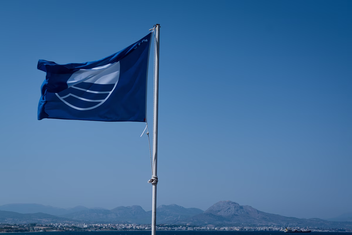 Le Drapeau Bleu 2026 : Dix-sept Plages de l'Attique Répondent aux Critères d'Excellence