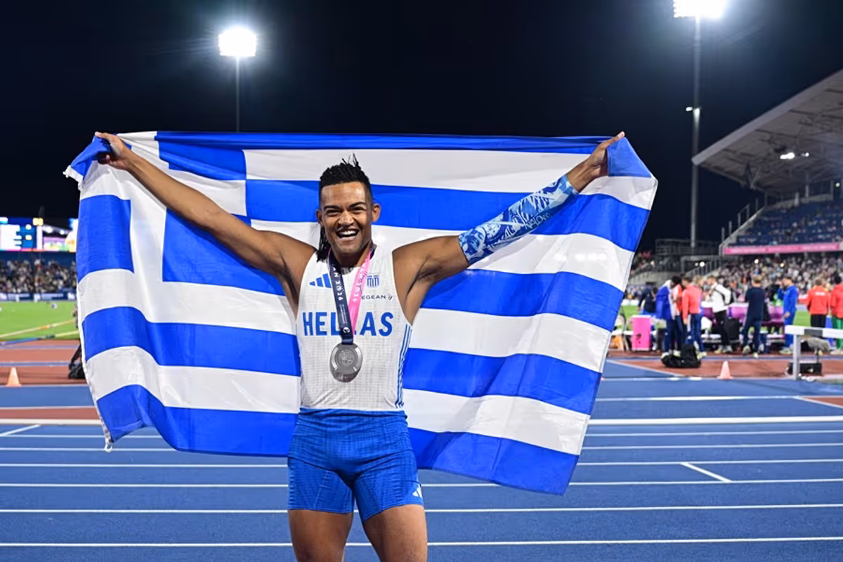 Emmanouil Karalis Célèbre Sa Médaille d'Argent au Championnat d'Europe en Salle de Birmingham