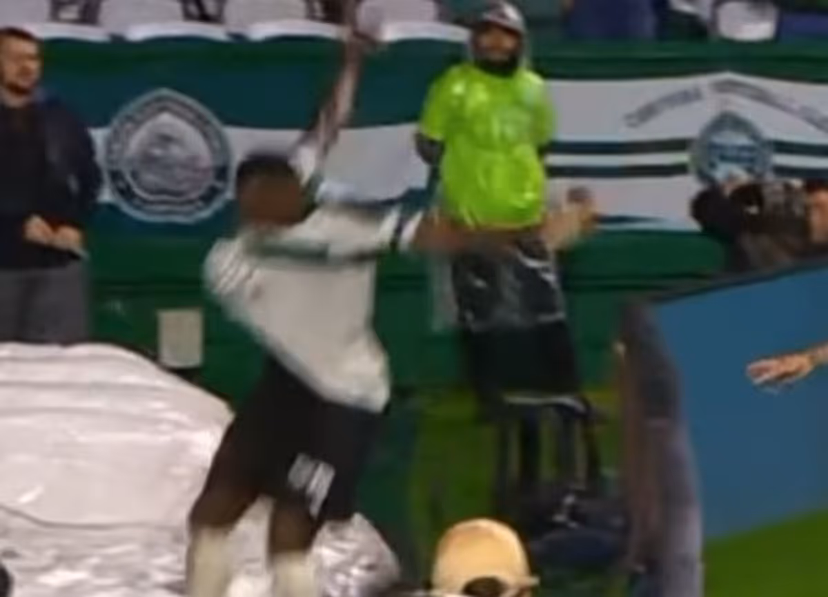 Un enchaînement d'événements malheureux pour un footballeur brésilien: but annulé et blessure après la célébration