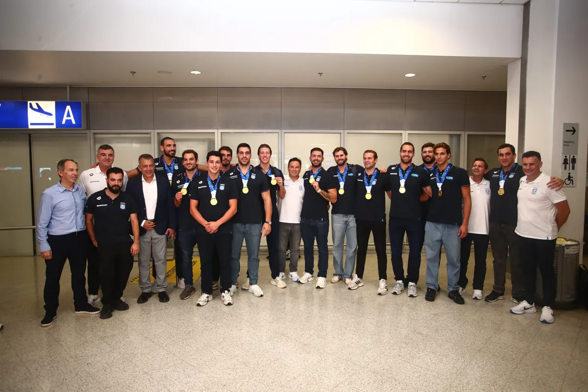 L'équipe nationale grecque de water-polo, médaillée d'or, de retour à Athènes