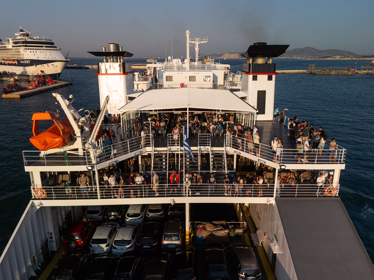 L'exode estival se poursuit : plus de 34 000 passagers quittent le Pirée