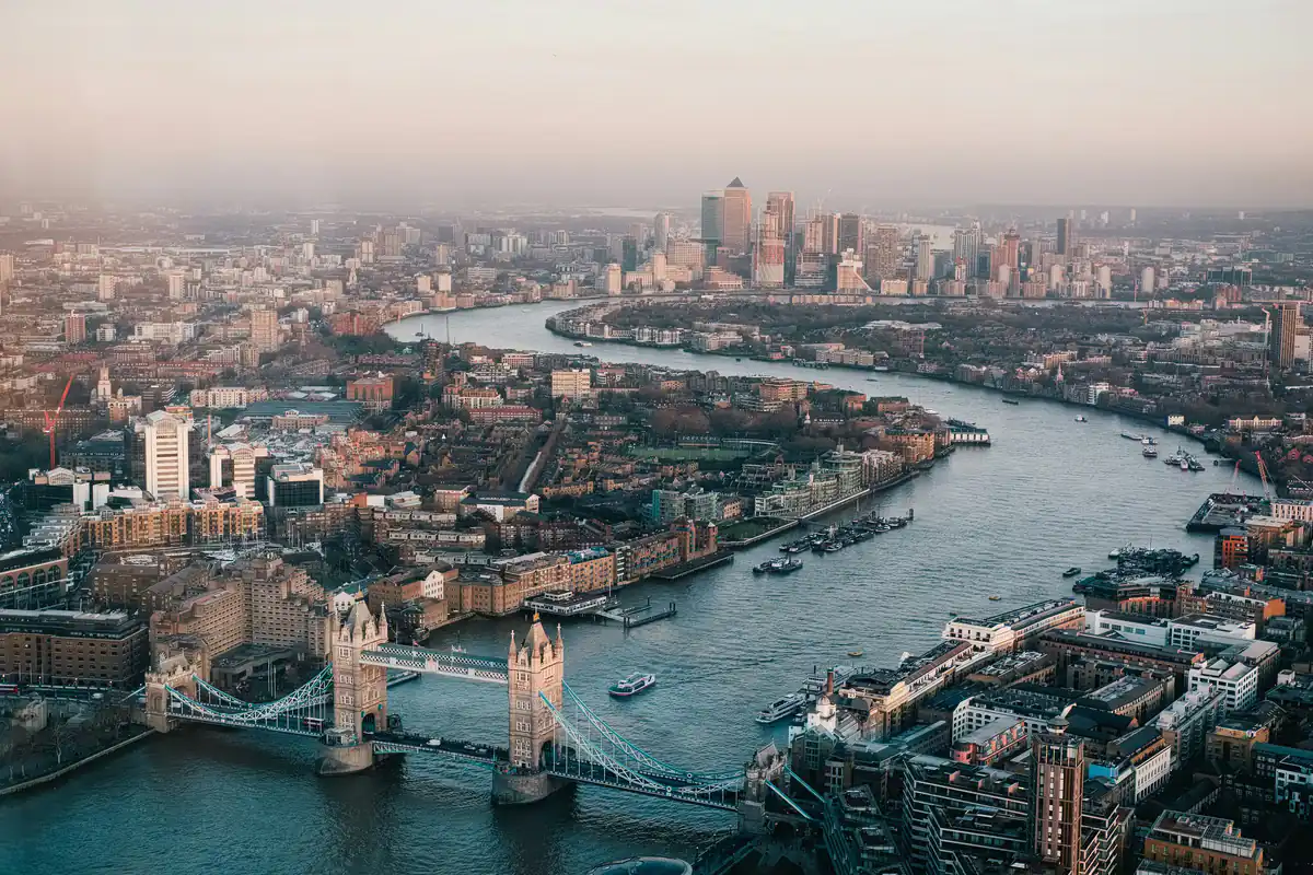 Exode des ultra-riches britanniques vers Athènes : la fiscalité et l’instabilité poussent les fortunes à quitter le Royaume-Uni