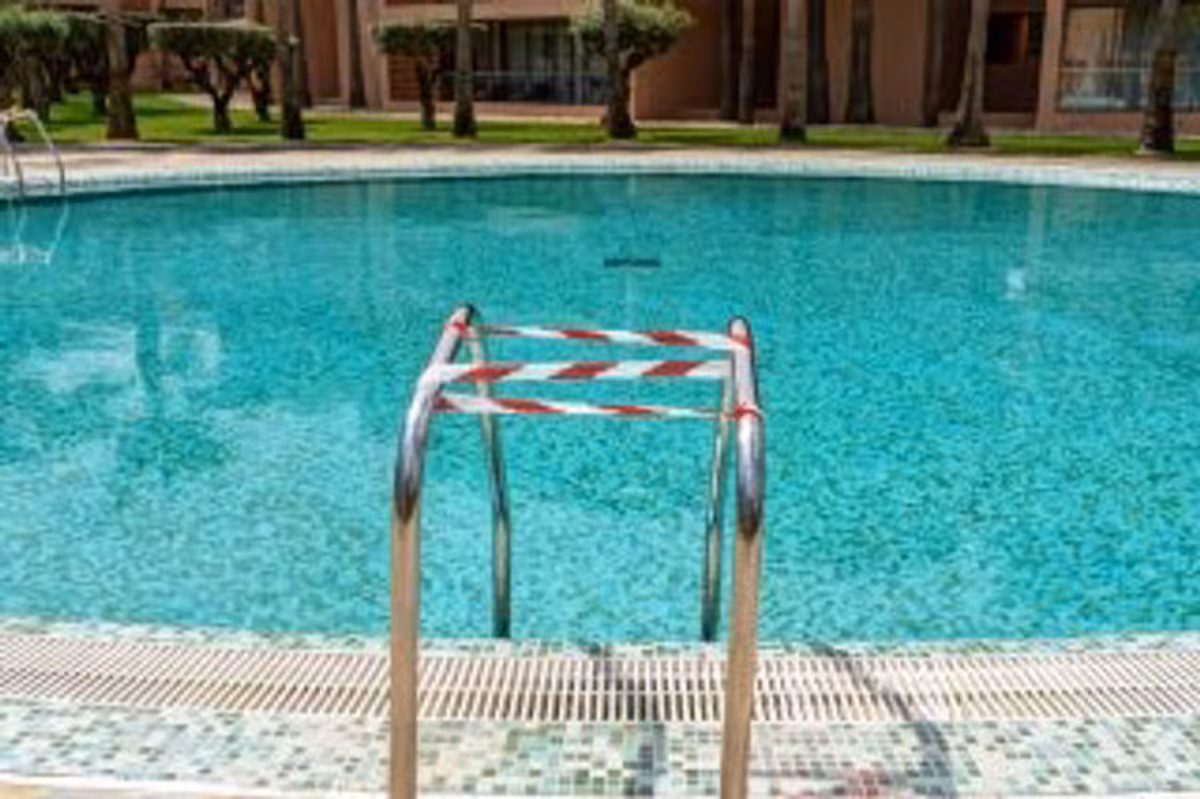 Fermeture d'une piscine à Paros après le décès d'un enfant : des questions sur la conformité réglementaire