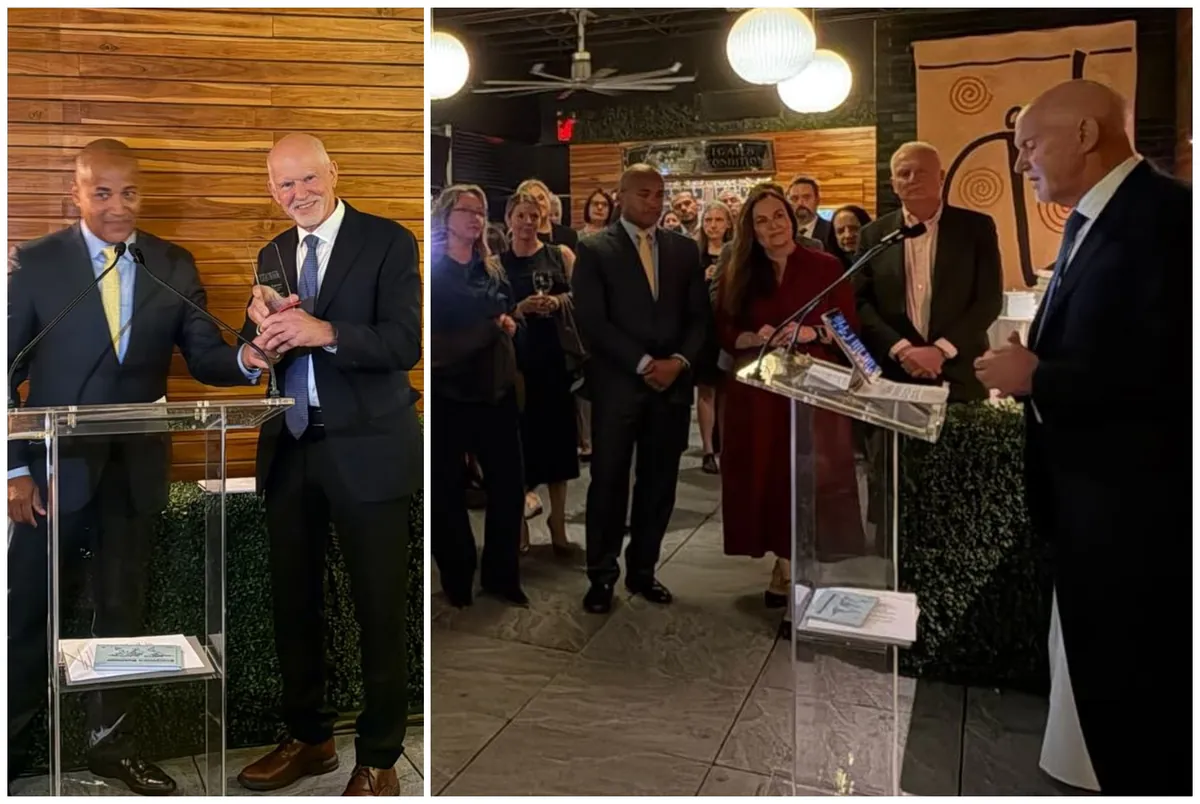 George Papandreou reçoit le Diplomatic Courier Envoy Award à New York