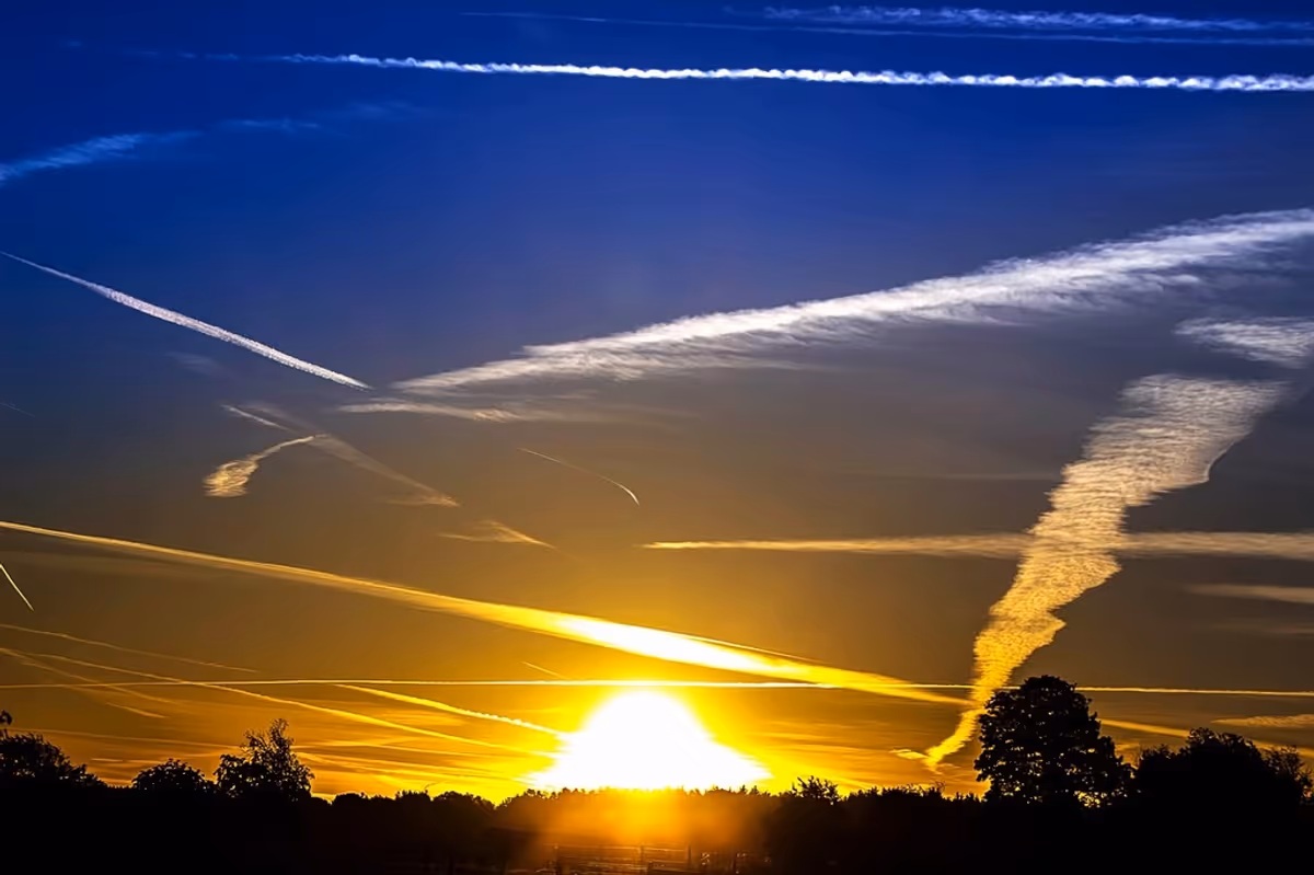 Google et la Grande-Bretagne explorent des solutions pour atténuer l'impact climatique des traînées de condensation aériennes