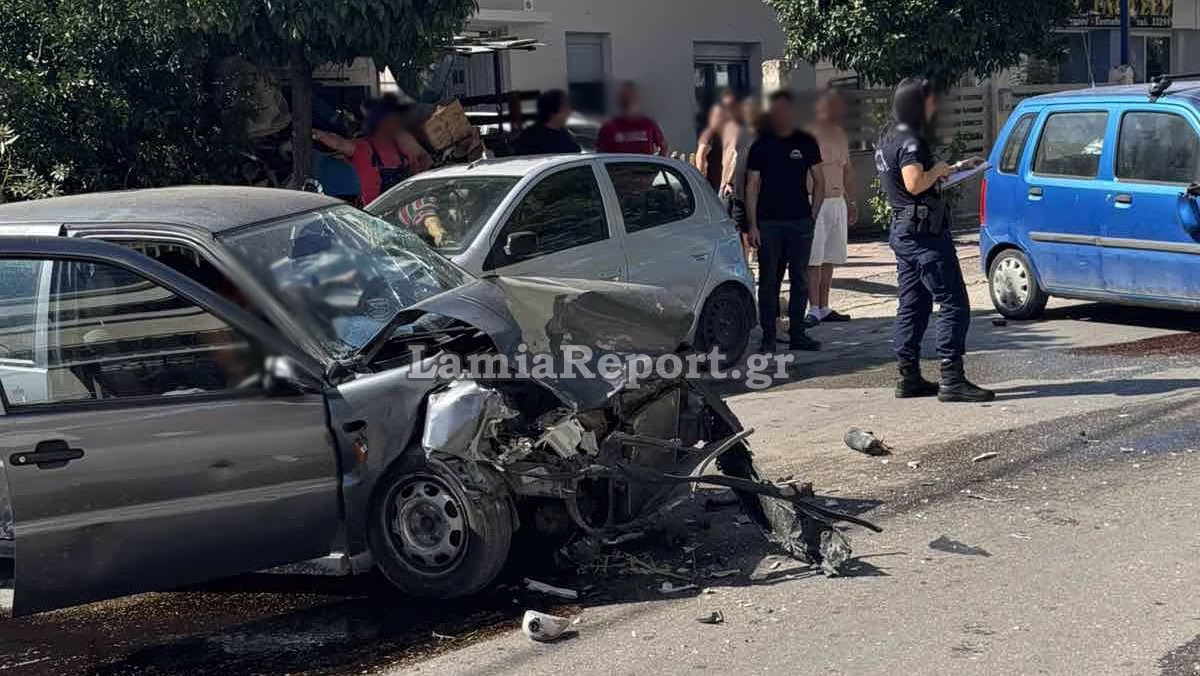 Grave accident à Lamia : une voiture percute des véhicules stationnés puis un autre de front