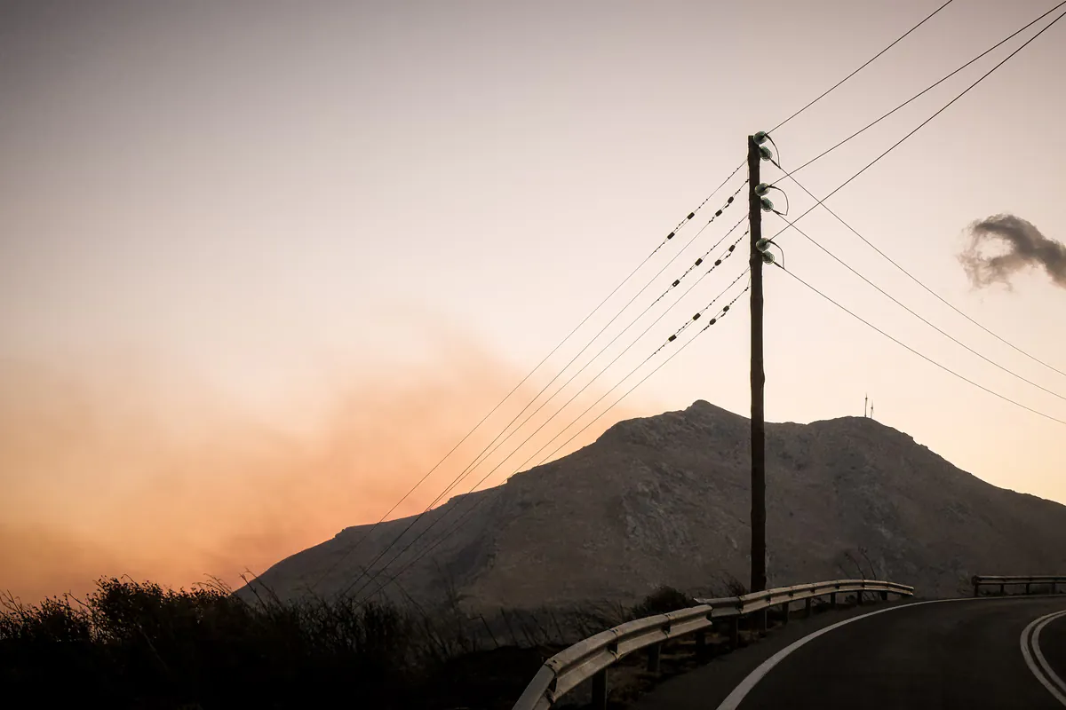 La Grèce face à des incendies dévastateurs : Crète et Lesbos durement touchées, les secours mobilisés