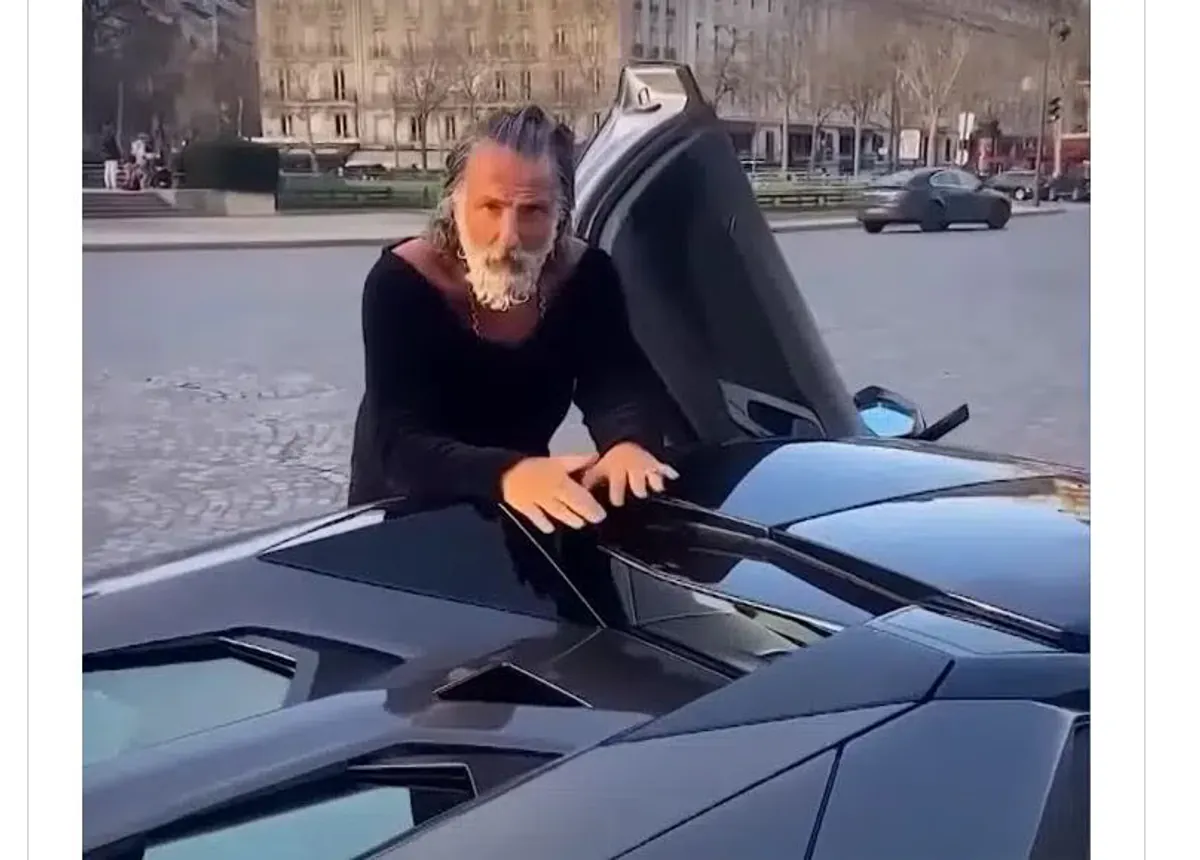 Ilan Tobianah, alias Zeus, le célèbre influenceur français, exprime son admiration pour Mykonos