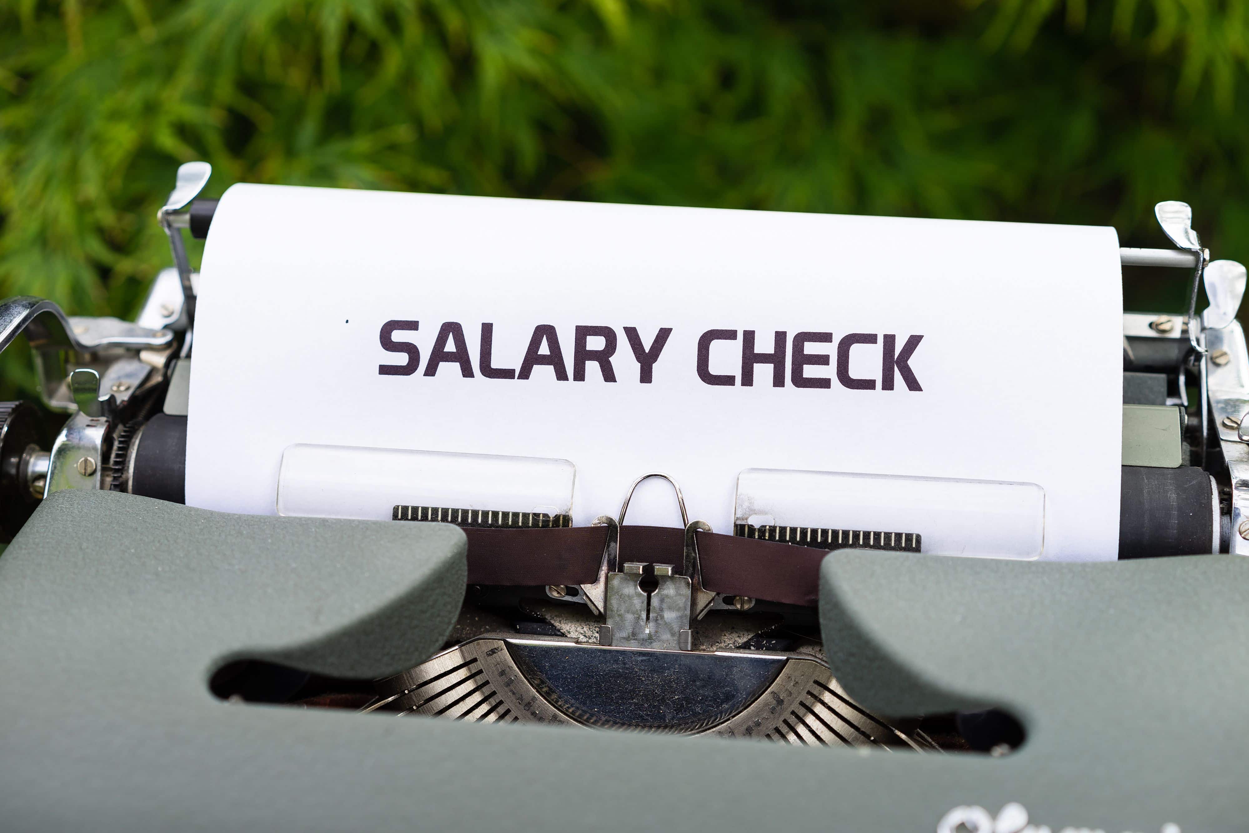 Impact des augmentations du salaire minimum sur les revenus médians : une analyse approfondie