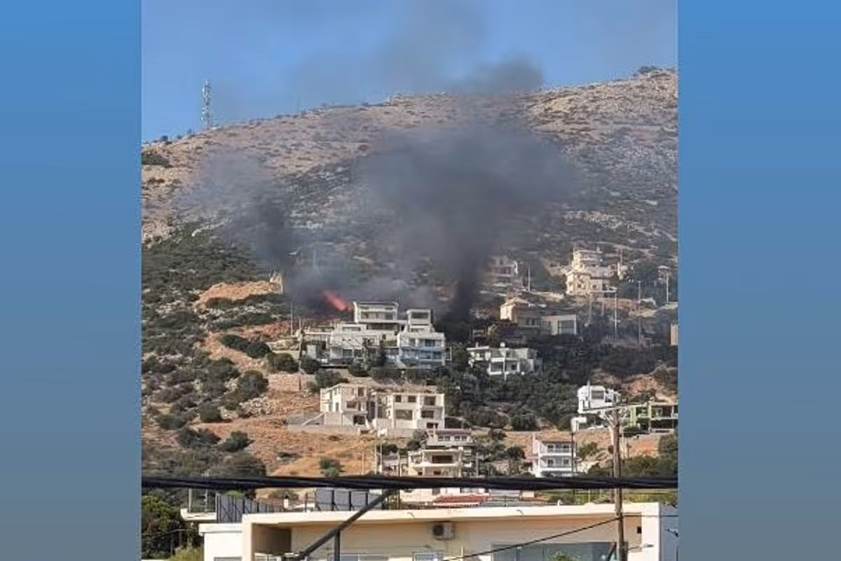 Incendie à Anavysso : un véhicule en feu maîtrisé rapidement par les pompiers