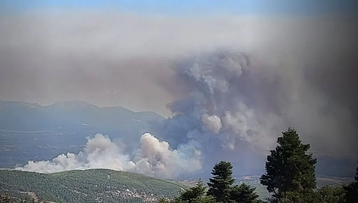 Grande incendie à Évvia : renforts et 14 moyens aériens mobilisés