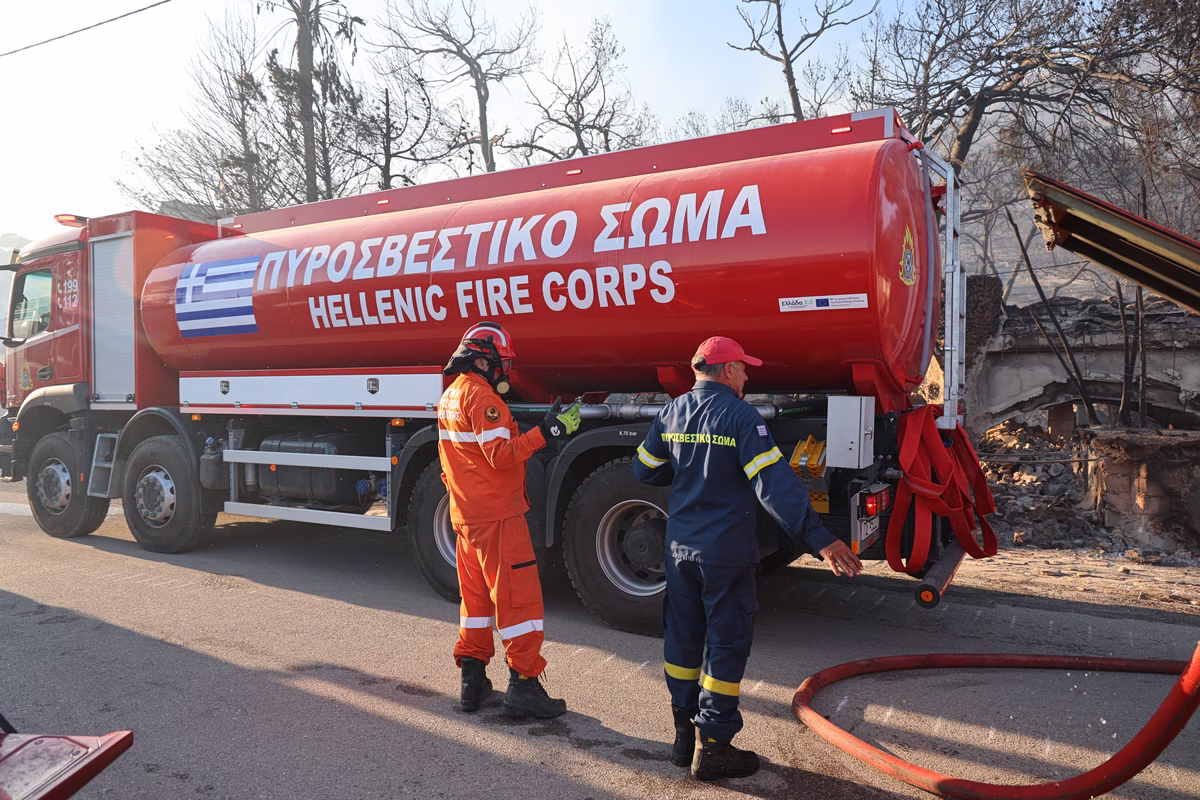 Incendie de Forêt à Komito Karystou : Cinq Appareils Aériens Mobilisés Face au Risque Élevé