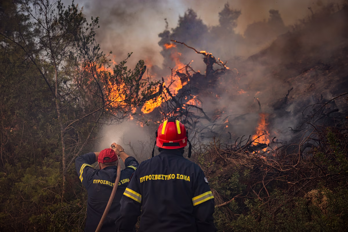 Incendie à Kos : Maîtrise des Flammes Après une Nuit de Lutte Intense, Surveillance Active Maintenue