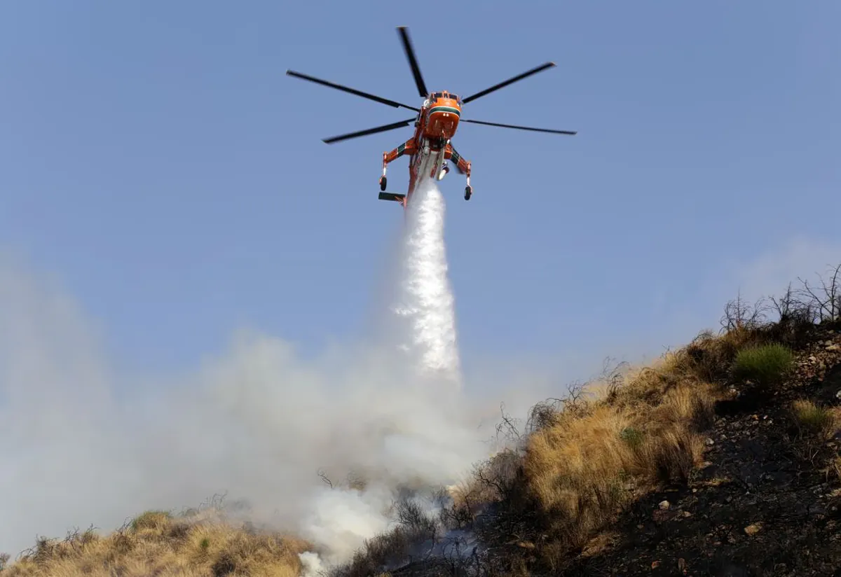 Incendie majeur à Paros : Évacuations ordonnées et déploiement de moyens aériens