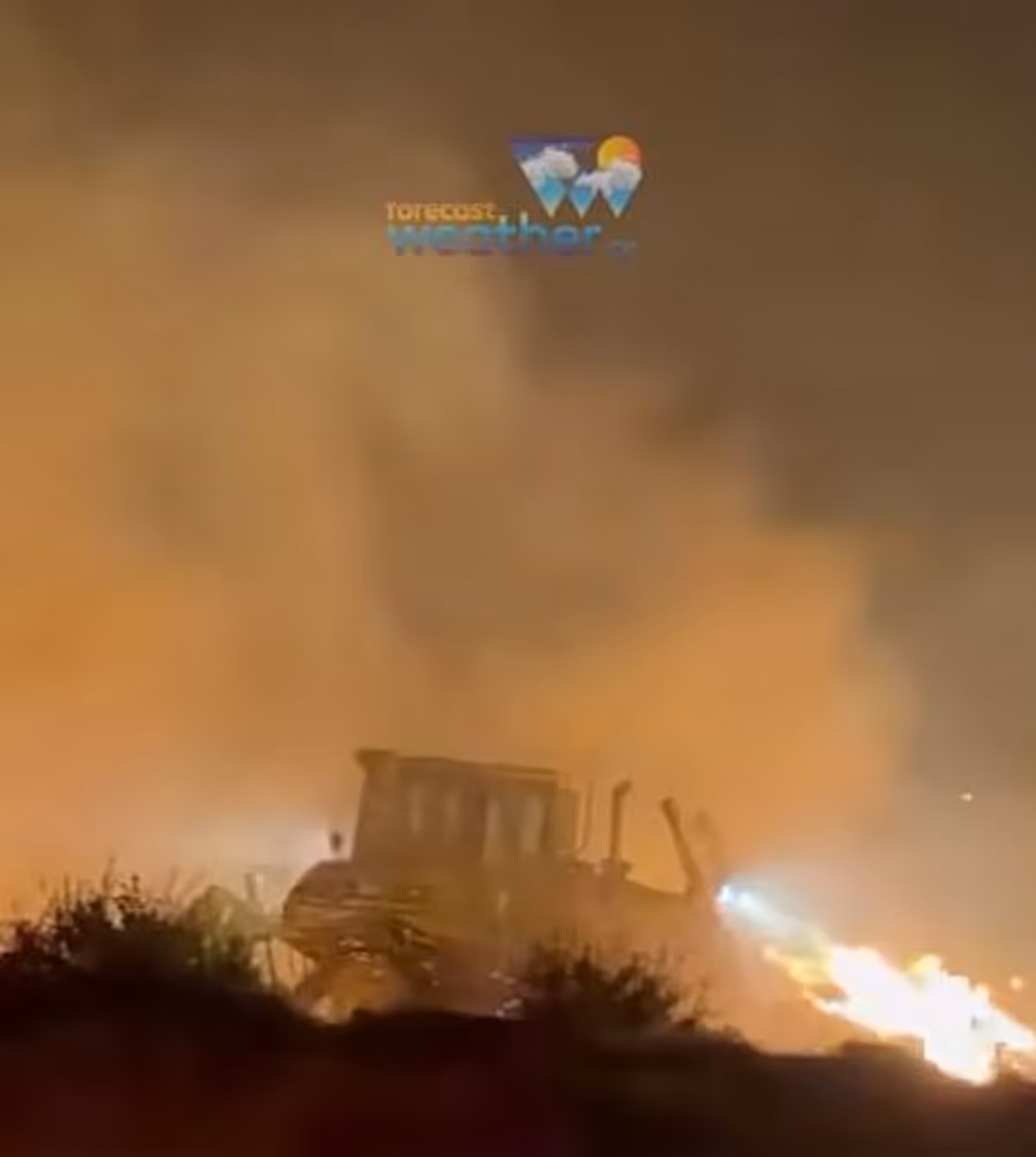 Incendie à Mégare : Un opérateur de machine intervient au milieu des flammes