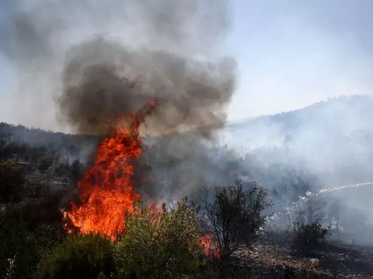 Incendie à Neo Kouvara en Attique : déclenché par un véhicule