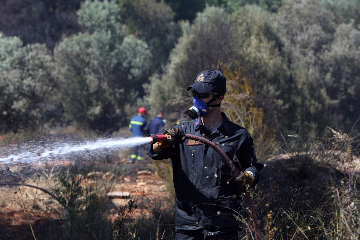 Incendie dans une zone agricole et forestière à Stratos, en Étolie-Acarnanie : Mobilisation aérienne intensive