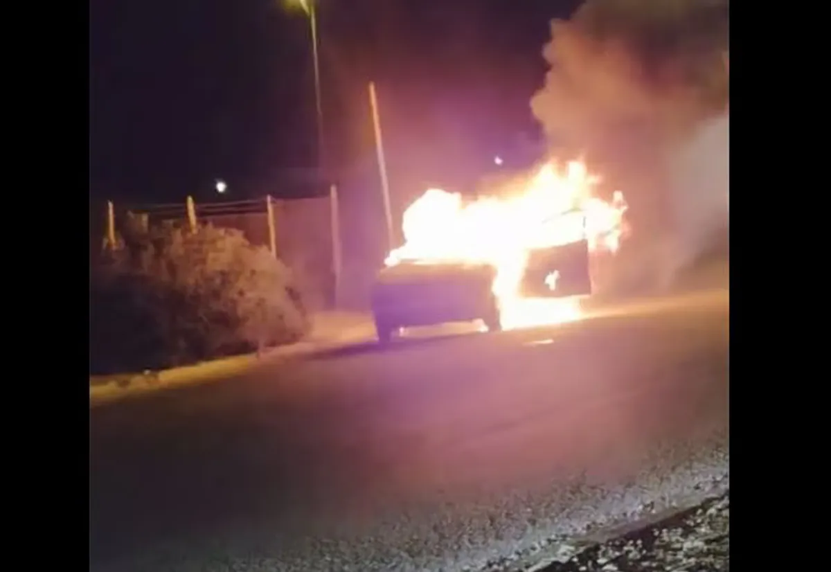 Incendie d’un véhicule à Anavyssos : le conducteur s’en sort indemne