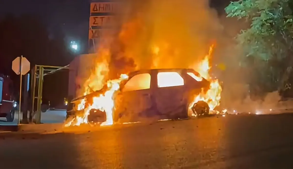 Incendie voiture Hymettos : le conducteur s'échappe