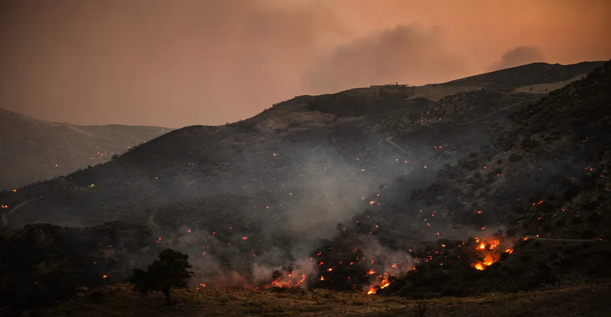Incendies en Crète : Un front de flammes de 15 km défie les efforts à Réthymnon, entravé par des vents violents