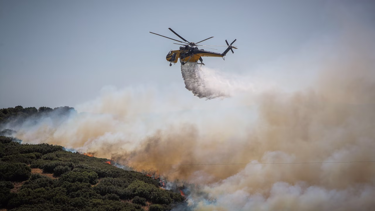 Incendies dévastateurs en Crète : la lutte acharnée des pompiers face aux flammes