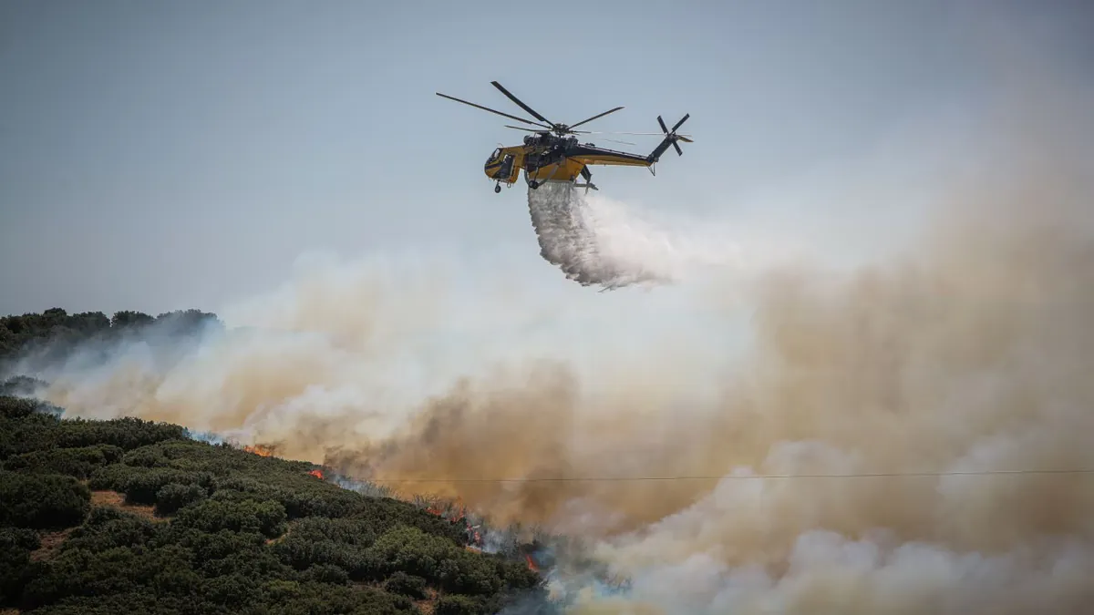 Incendies dévastateurs en Crète : la lutte acharnée des pompiers face aux flammes