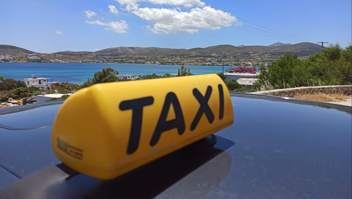 Incident à Paros : Un chauffeur de taxi poursuivi pour coups et blessures graves sur une personne âgée