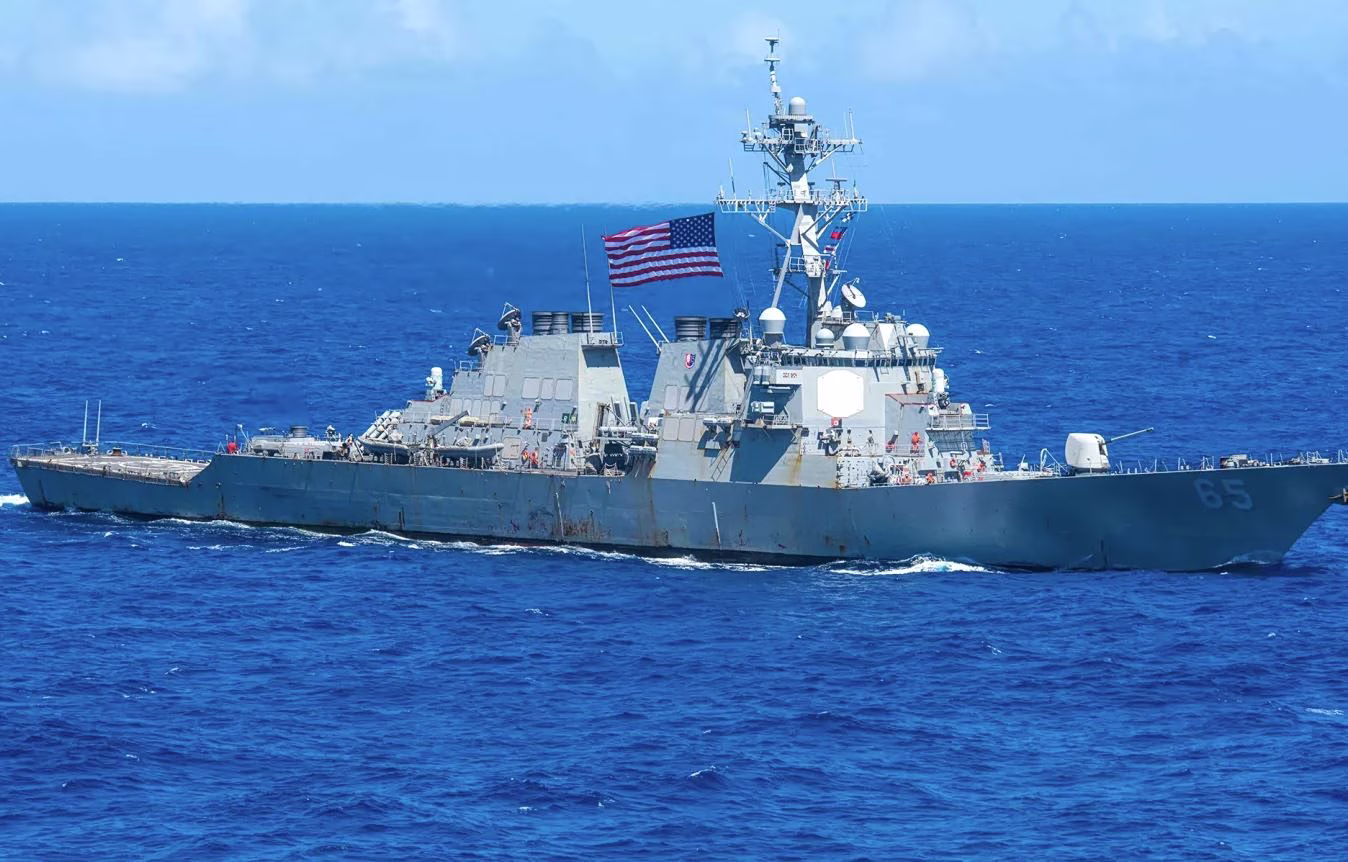 Incident en Mer: Un Destroyer Américain en Panne de Courant Pendant Quatre Jours